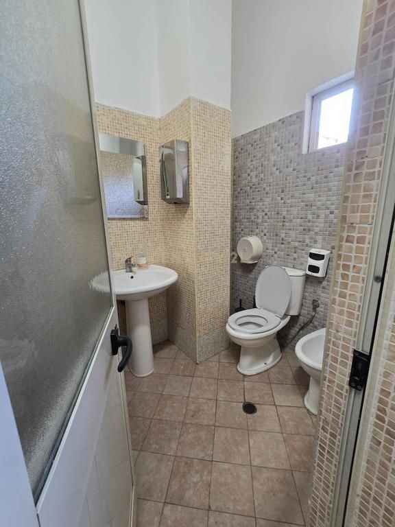 Locale in Vendita a Durrës, vicino a Via Mujo Ulqinaku (1200 Euro/m2) !