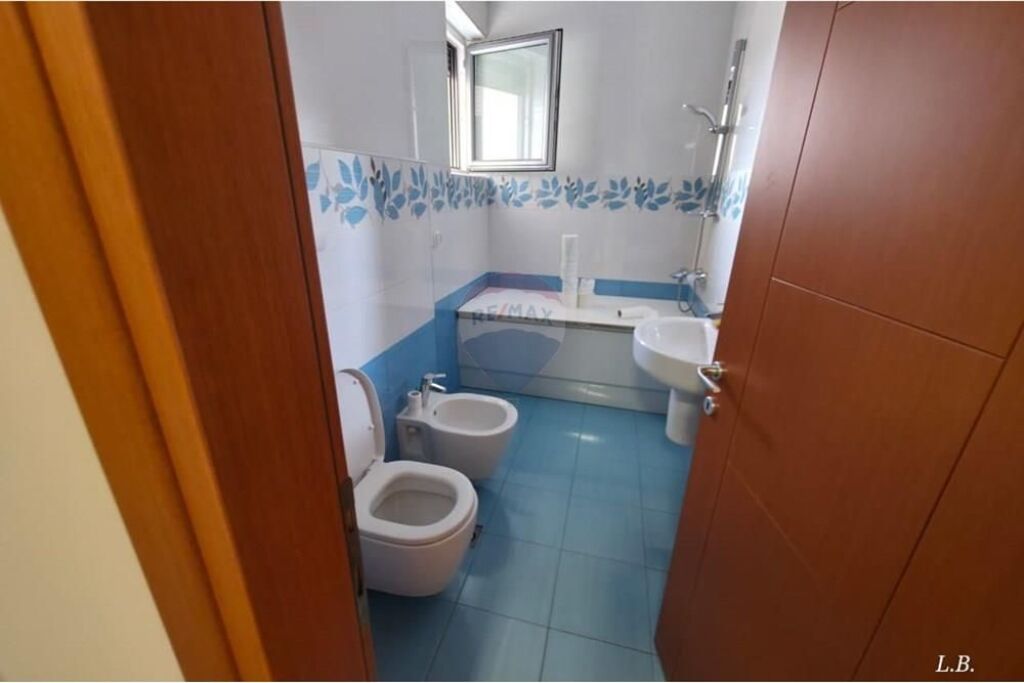 Ufficio - In Affitto - Via dei Bogdan, Tirana