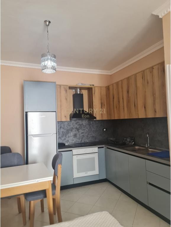 Shitet apartament 1+1 30m larg detit dhe Garazh në Qerret !
