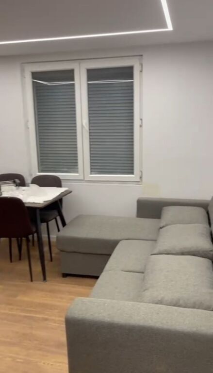 Jepet me Qera Apartament komod 1+1 tek Rruga Naim Frashëri tek Mozaiku tek Zogu i Zi vetëm 500 mijë lekë/muaj!,
