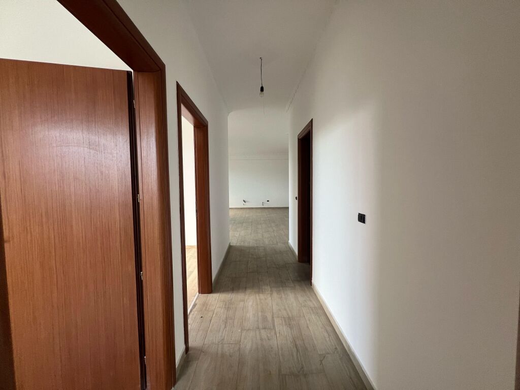 Prezzo ridotto! Appartamento 3+1+2, Komuna e Parisit!!! Da 320K a 300K!!!