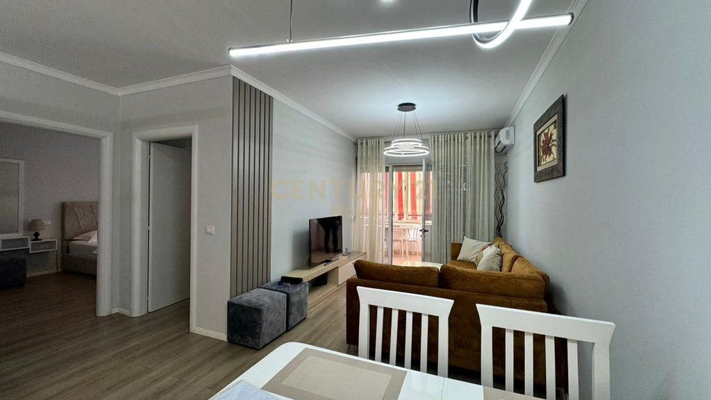 Appartamento 2+1 in affitto vicino al Liceo Petro Nini Luarasi, Tirana - 81m²