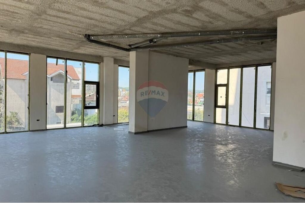 EXCLUSIVE! In the Lapraka area on Dritan Hoxha street, a business space is offered for rent.