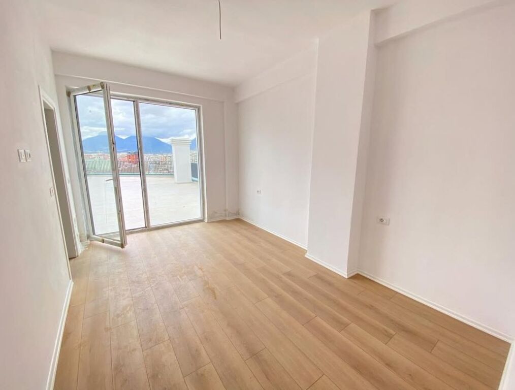 Shitet apartament 3+1📍Komuna e Parisit