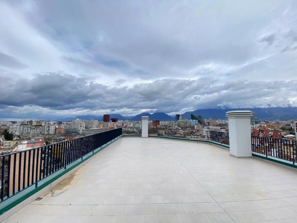 Shitet apartament 3+1📍Komuna e Parisit