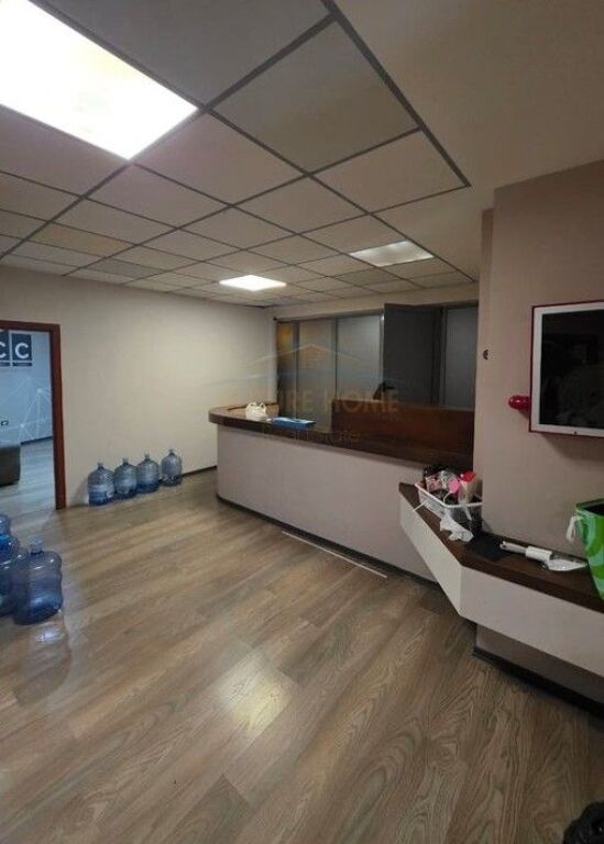 Qera Ambjent Biznesi, Qendër.