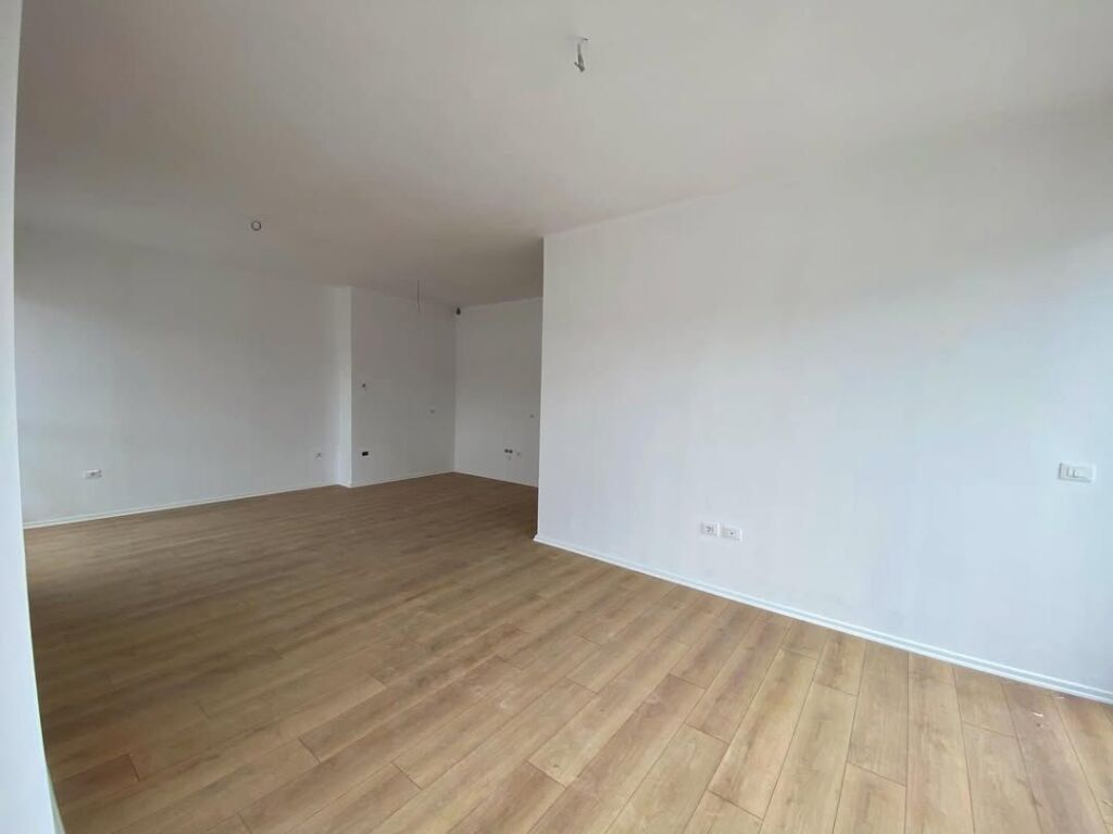 Shitet apartament 3+1📍Komuna e Parisit