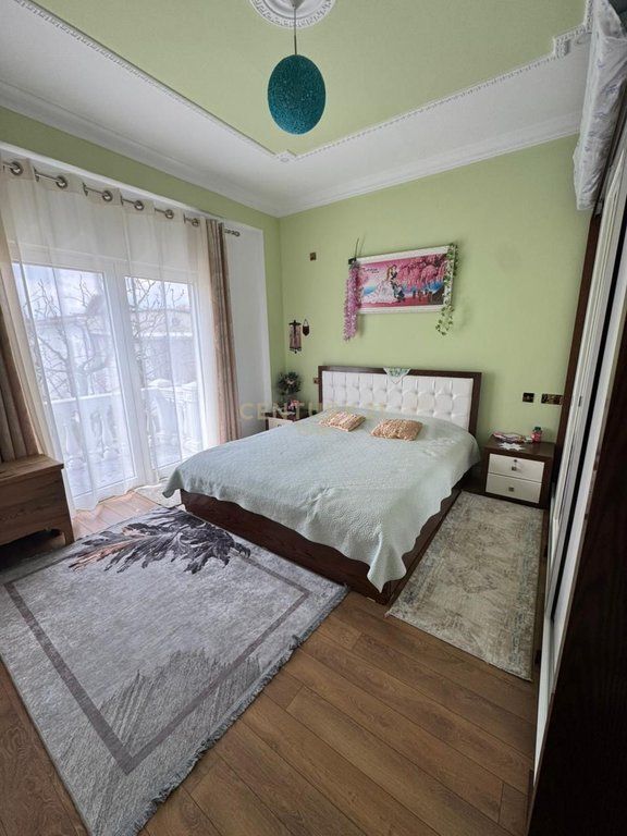 Shitet Vilë 2-Katëshe në Farkë, pranë Liqenit – Zonë Elitare