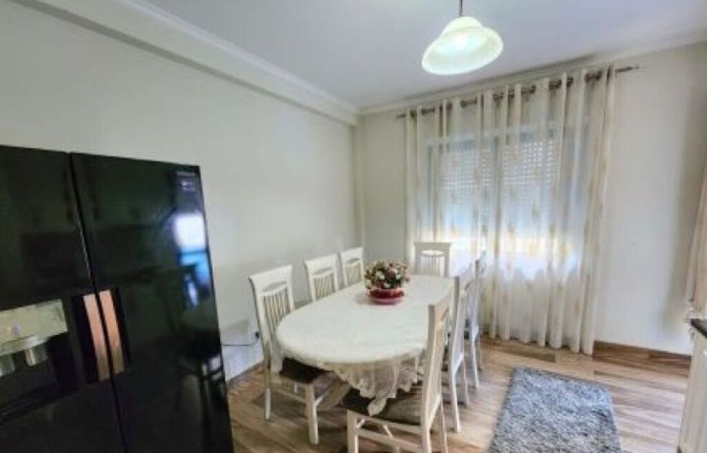 Jepet me qera apartament 3+1+2– komod dhe funksional në zonë aktive