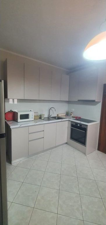 Appartamento 2+1+2 in Affitto a Brryl, Tirana