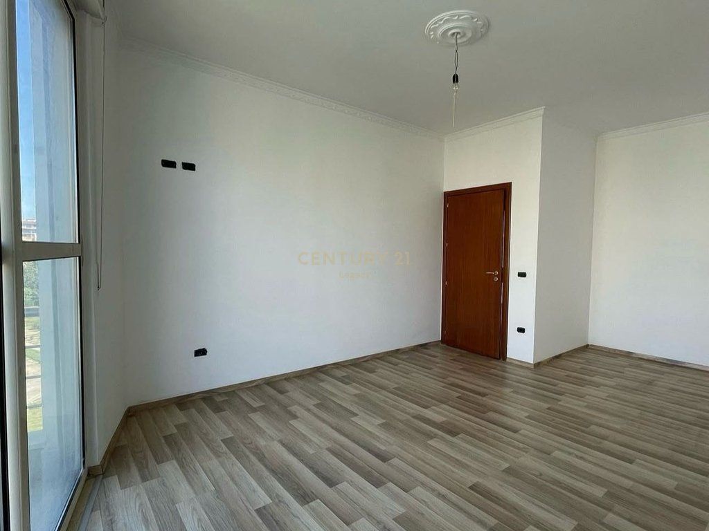Shitet Apartament 3+1+2, Komuna e Parisit!!!