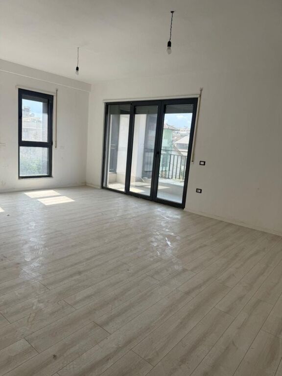 Zyre Me Qera 2+1+2 tek Bulevardi i Ri (ID BZ2887) Tirane