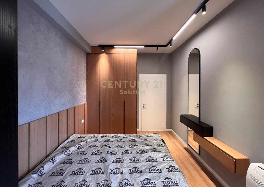 VENDESI APPARTAMENTO 1+1 VICINO AL PALAZZO CON FRECCIA