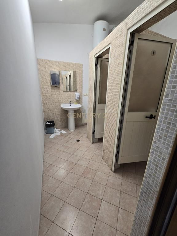 Locale in Vendita a Durrës, vicino a Via Mujo Ulqinaku (1200 Euro/m2) !