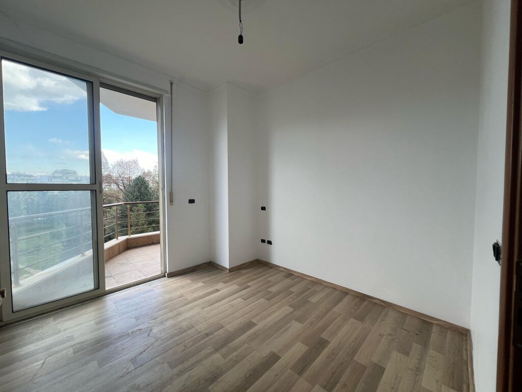 Prezzo ridotto! Appartamento 3+1+2, Komuna e Parisit!!! Da 320K a 300K!!!