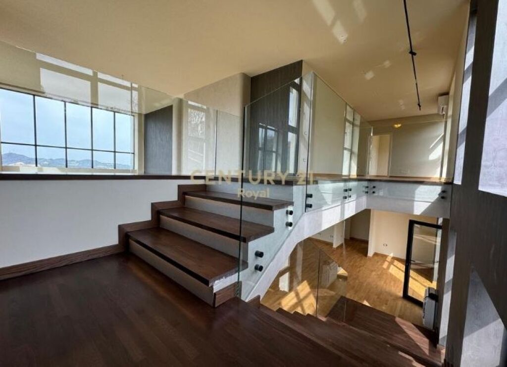 Villa moderna in vendita con giardino verde e piscina privata