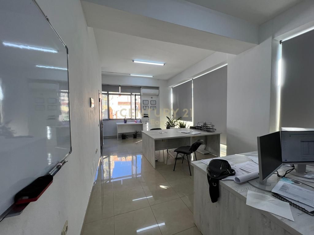 LOCALE IN VENDITA NEL CENTRO DI DURRËS !