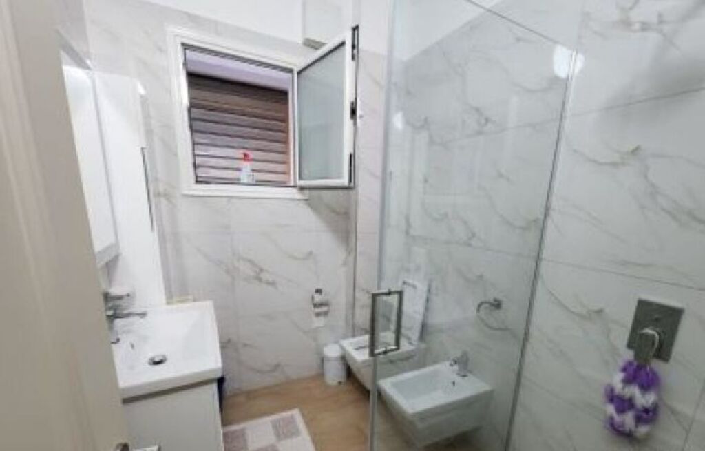 Jepet me qera apartament 3+1+2– komod dhe funksional në zonë aktive