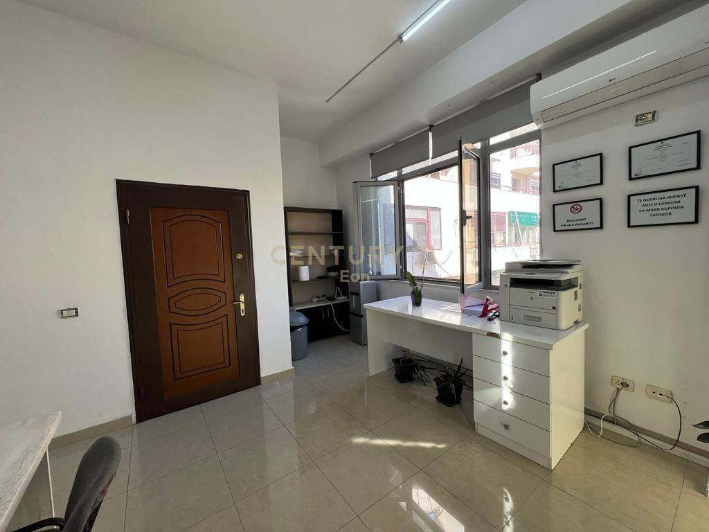LOCALE IN VENDITA NEL CENTRO DI DURRËS !