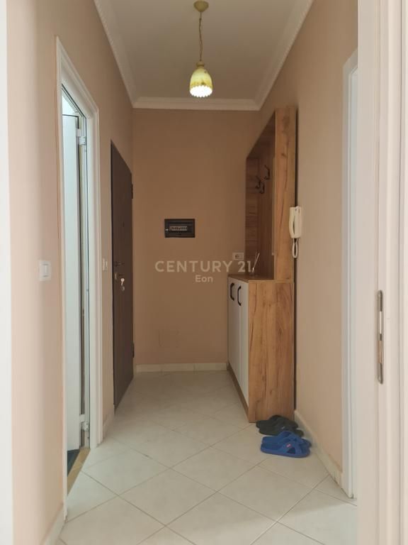 Shitet apartament 1+1 30m larg detit dhe Garazh në Qerret !