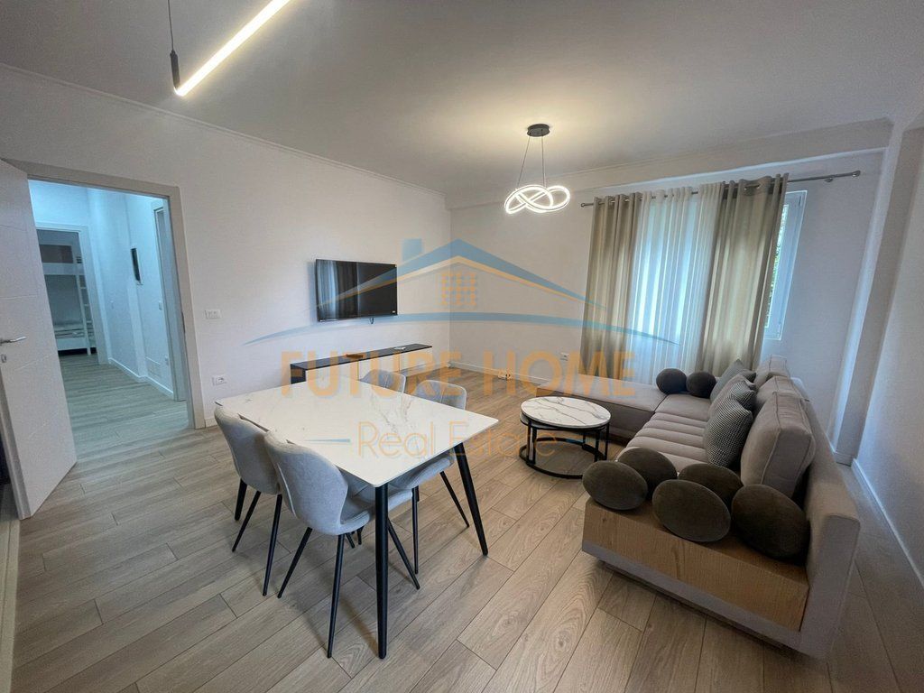 Apartamenti ndodhet tek Kodra e Diellit, pranë Rezidences " Kodra e Diellit 1".