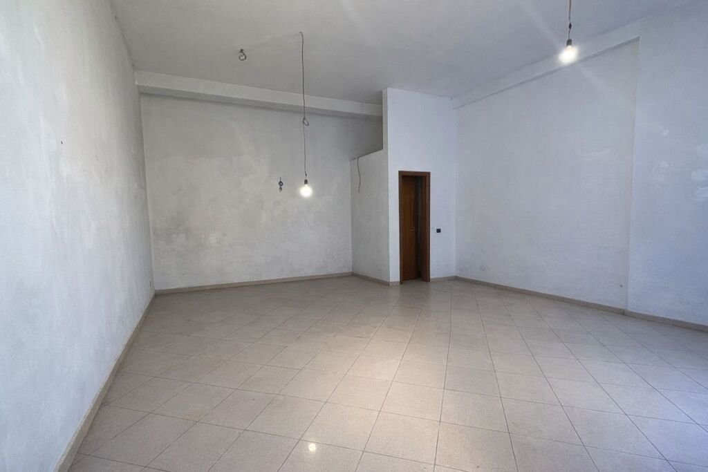 UNITÀ COMMERCIALE IN AFFITTO (30000Leke/Mese)