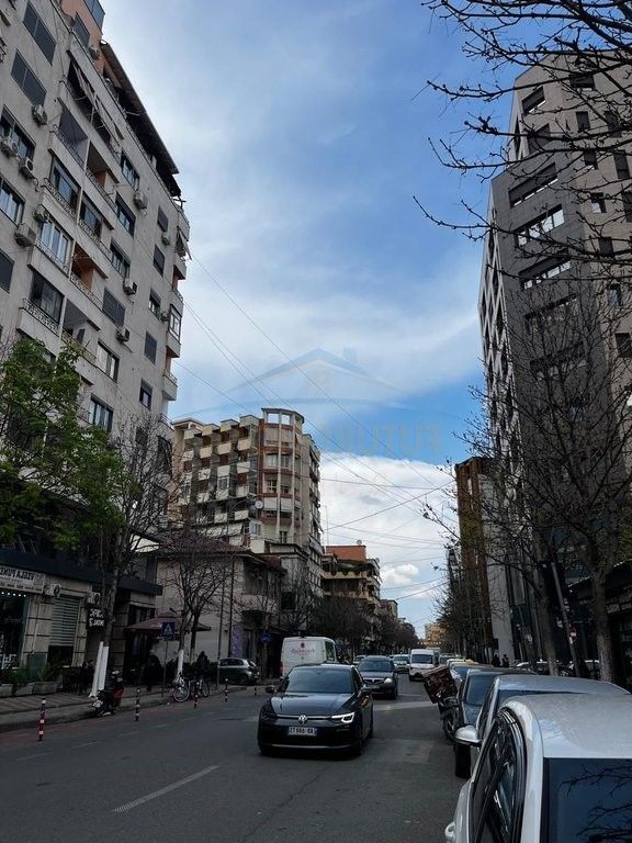 Shitet, Apartament 1+1, Rruga e Barrikadave