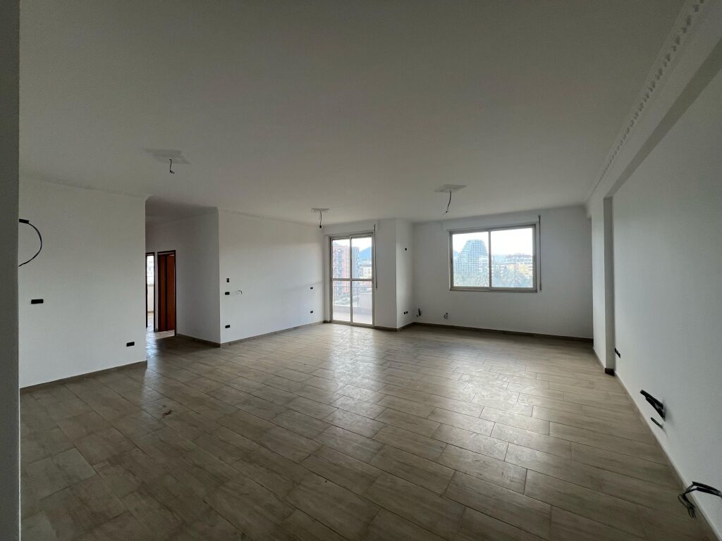 Prezzo ridotto! Appartamento 3+1+2, Komuna e Parisit!!! Da 320K a 300K!!!