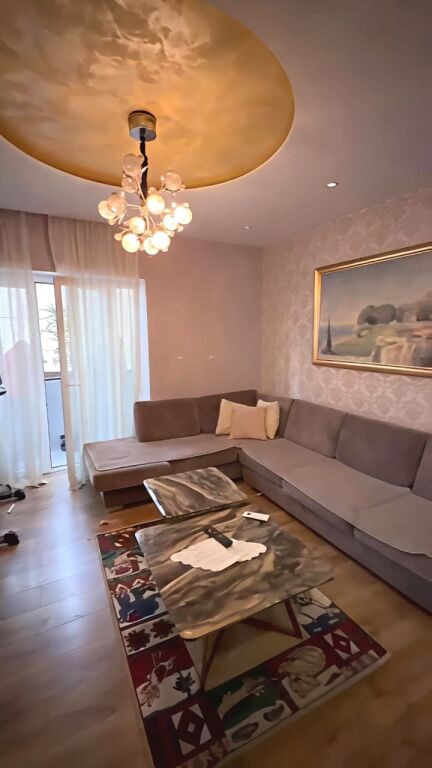 Shitet apartament 3+1 – Komuna e Parisit, Tiranë