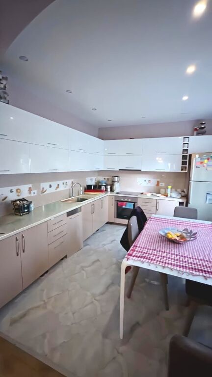 Shitet apartament 3+1 – Komuna e Parisit, Tiranë