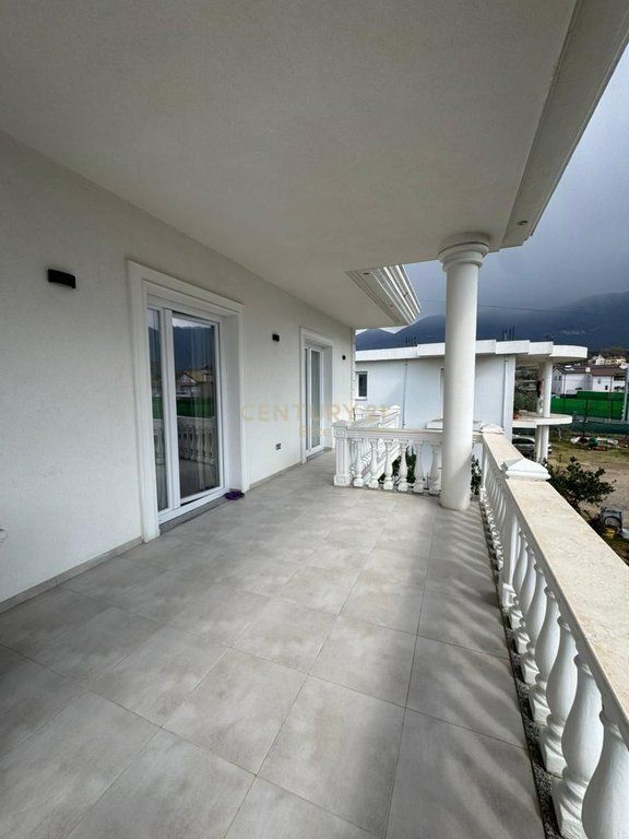 Shitet Vilë 2-Katëshe në Farkë, pranë Liqenit – Zonë Elitare
