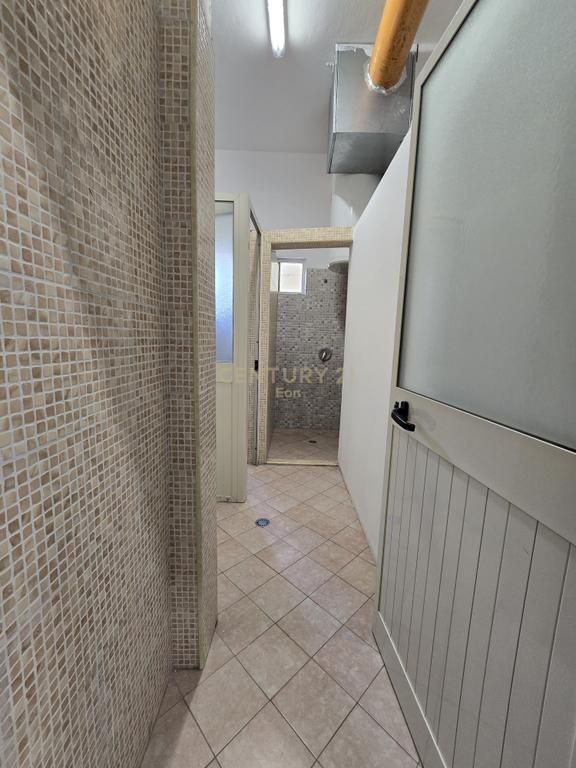 Locale in Vendita a Durrës, vicino a Via Mujo Ulqinaku (1200 Euro/m2) !