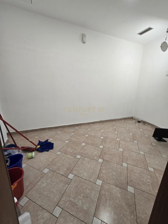 Locale in Vendita a Durrës, vicino a Via Mujo Ulqinaku (1200 Euro/m2) !