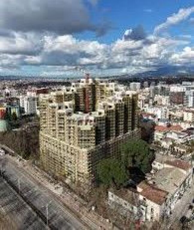 Shitet Apartament 1+1 tek Colonnade