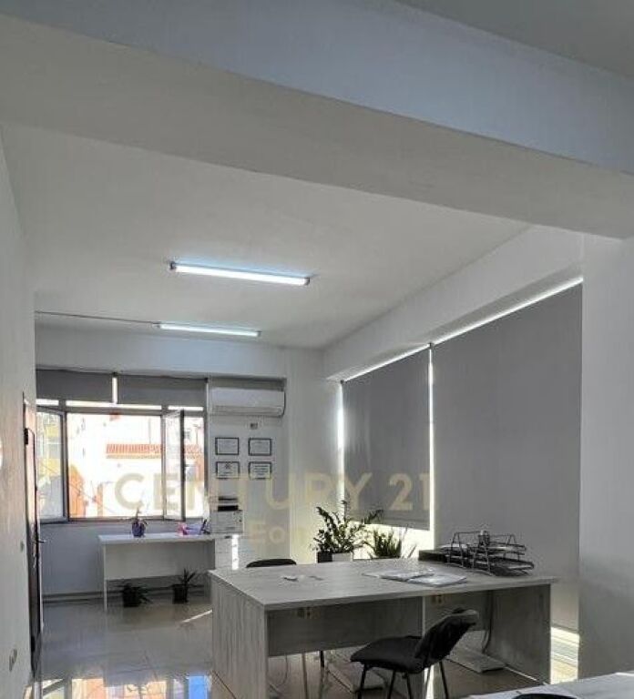LOCALE IN VENDITA NEL CENTRO DI DURRËS !