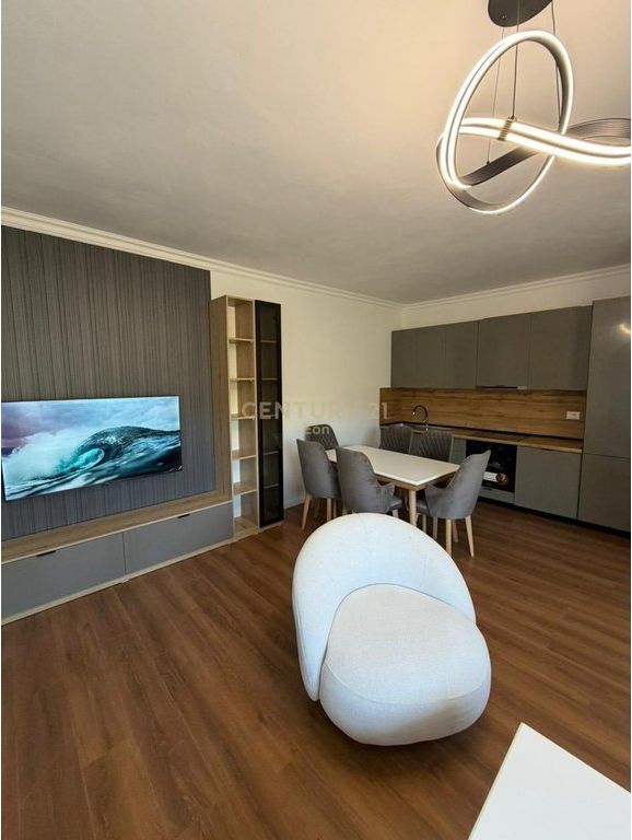 SHITET APARTAMENT 2+1 DHE VERANDE NE SHKEMBIN E KAVAJES, DURRES !