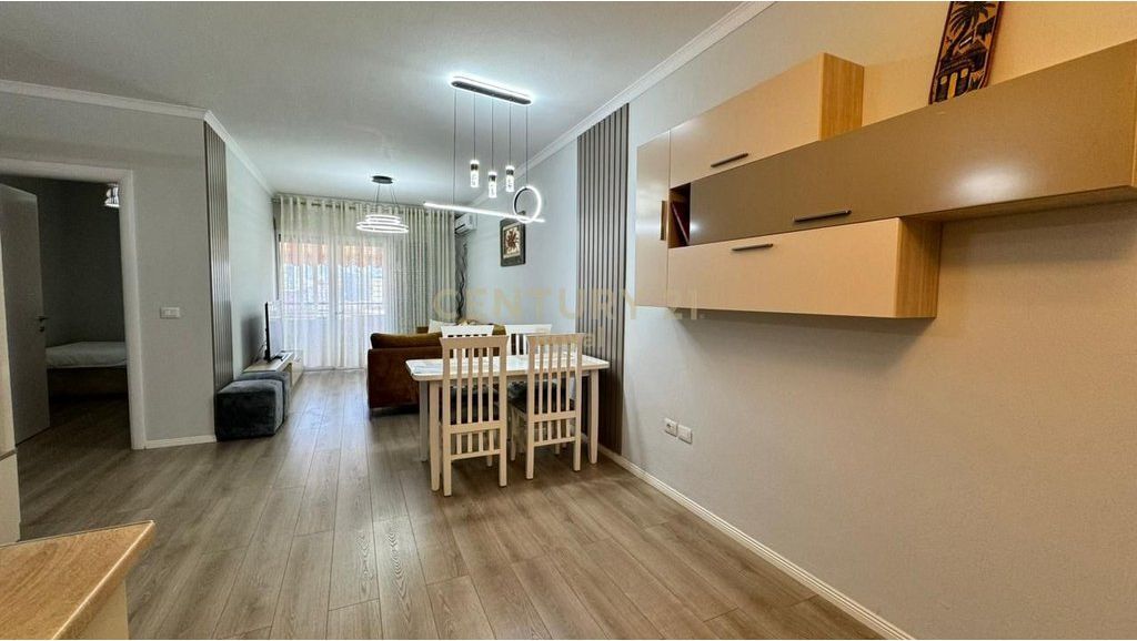 Appartamento 2+1 in affitto vicino al Liceo Petro Nini Luarasi, Tirana - 81m²