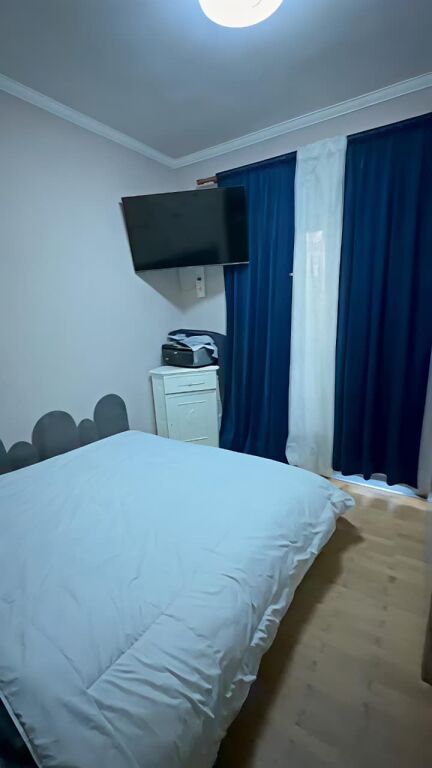 Shitet apartament 3+1 – Komuna e Parisit, Tiranë