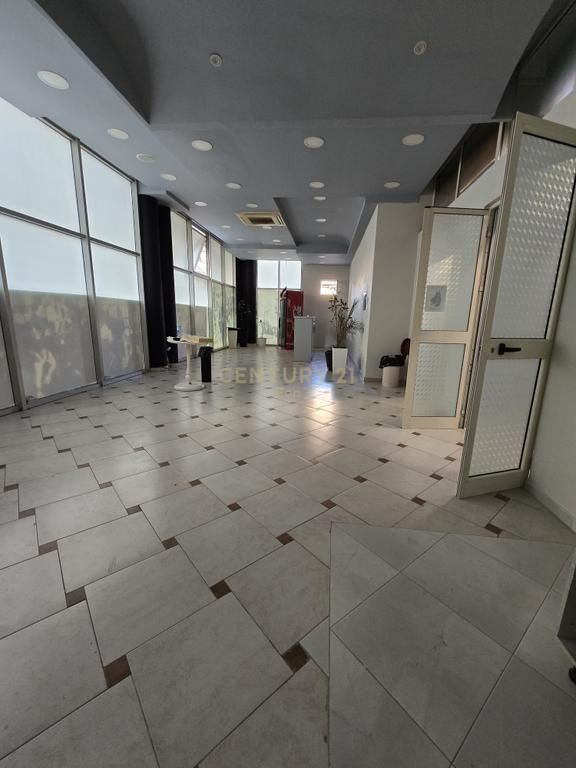 Locale in Vendita a Durrës, vicino a Via Mujo Ulqinaku (1200 Euro/m2) !