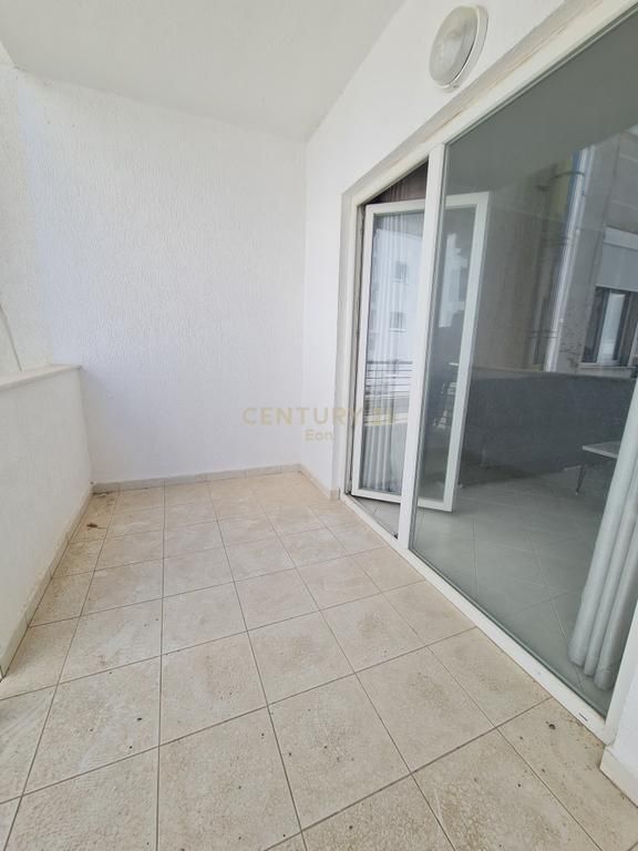 Shitet apartament 1+1 30m larg detit dhe Garazh në Qerret !
