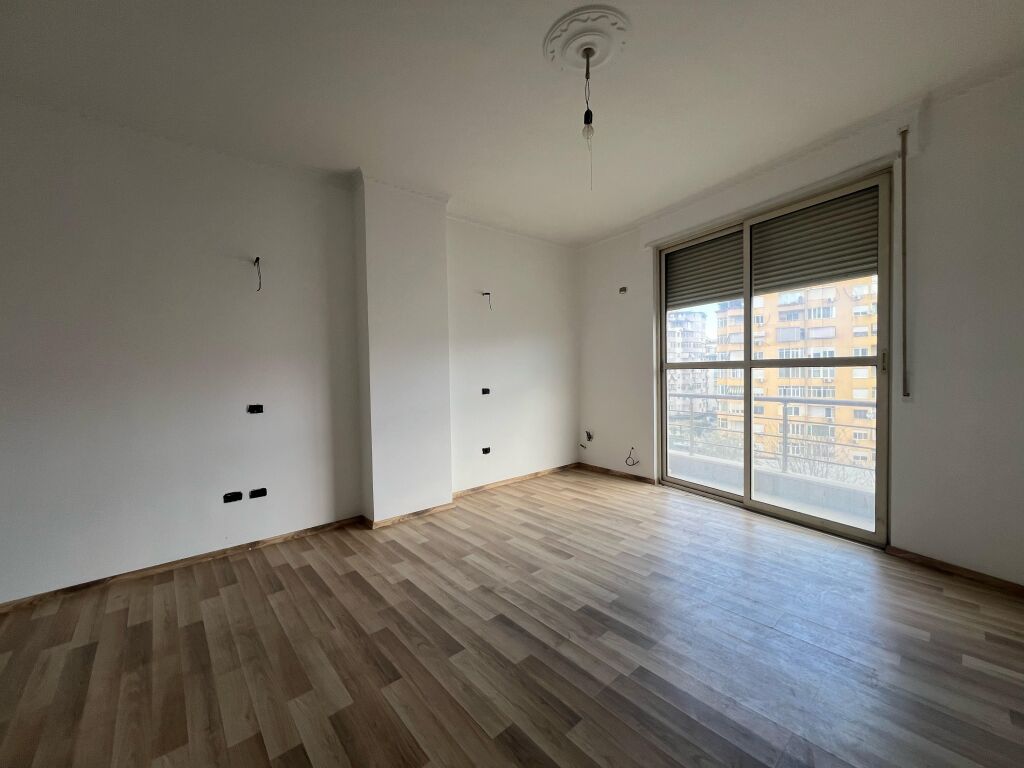 Prezzo ridotto! Appartamento 3+1+2, Komuna e Parisit!!! Da 320K a 300K!!!