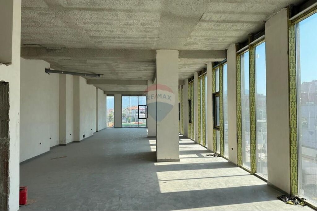 EXCLUSIVE! In the Lapraka area on Dritan Hoxha street, a business space is offered for rent.