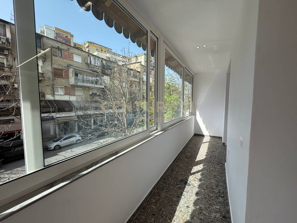 RRUGA E BARRIKADAVE, AMBIENT PER QIRA
