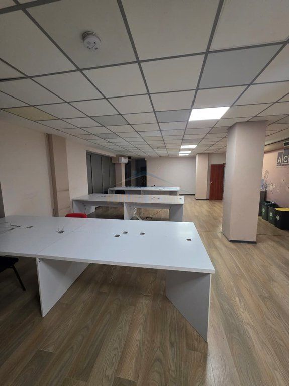 Qera Ambjent Biznesi, Qendër.​