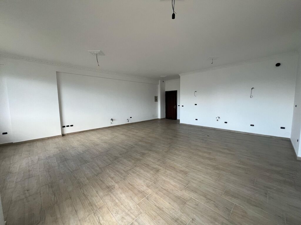 Prezzo ridotto! Appartamento 3+1+2, Komuna e Parisit!!! Da 320K a 300K!!!