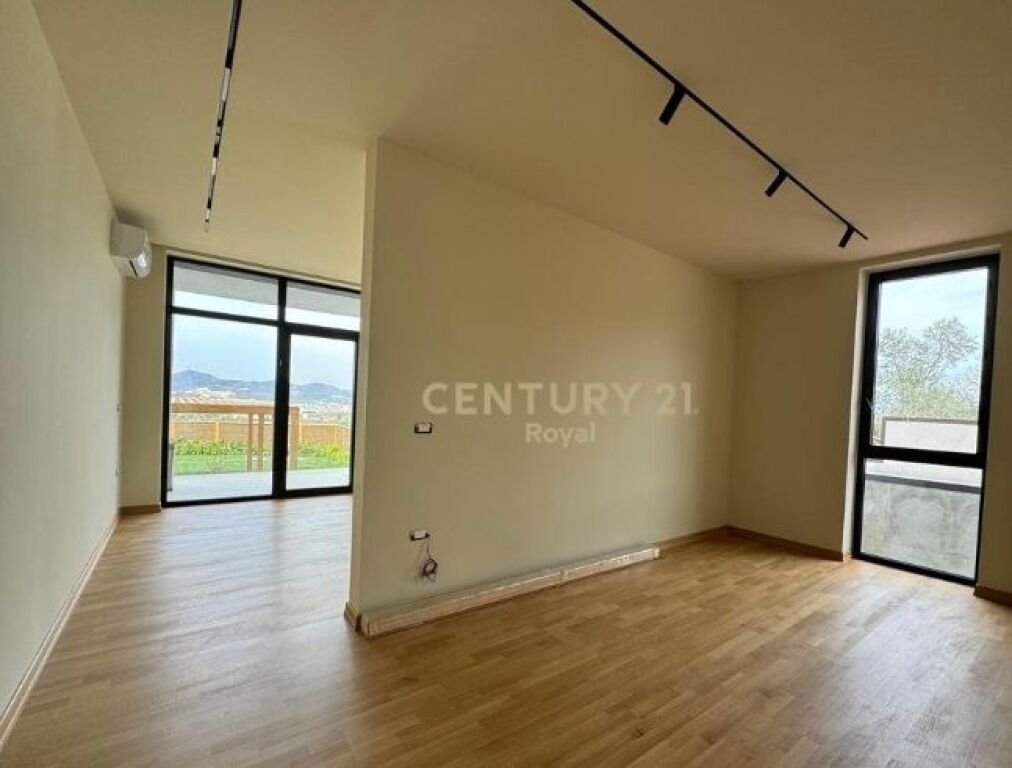 Villa moderna in vendita con giardino verde e piscina privata