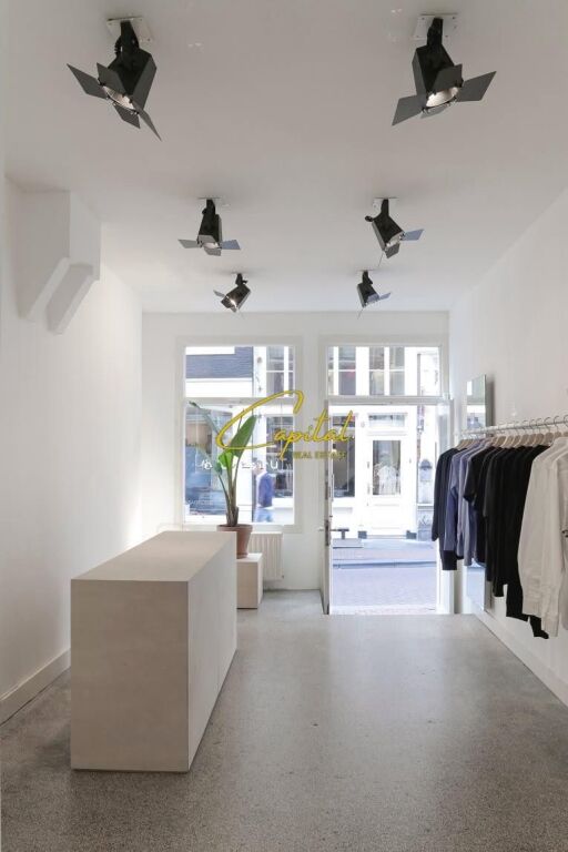 SHOP FOR RENT 35 M2 CENTER 1,800 EURO