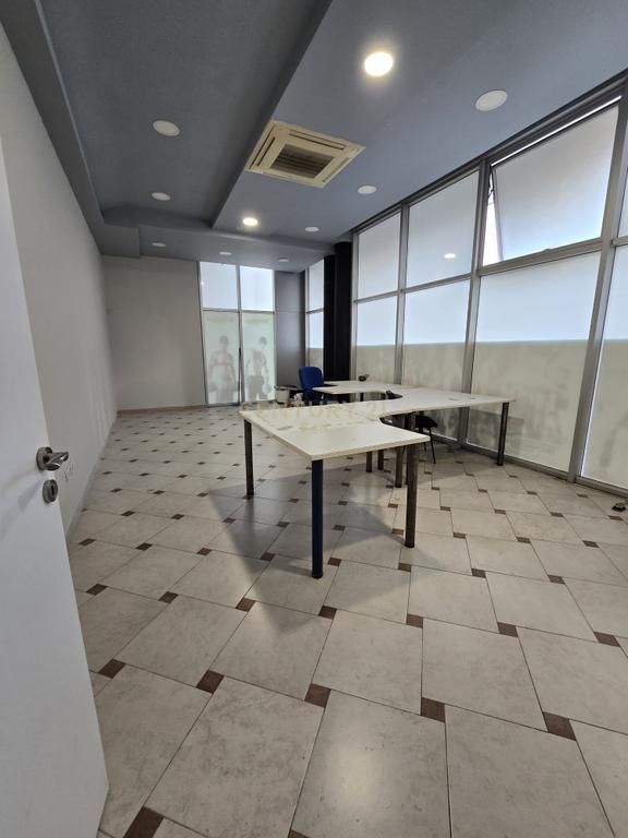 Locale in Vendita a Durrës, vicino a Via Mujo Ulqinaku (1200 Euro/m2) !