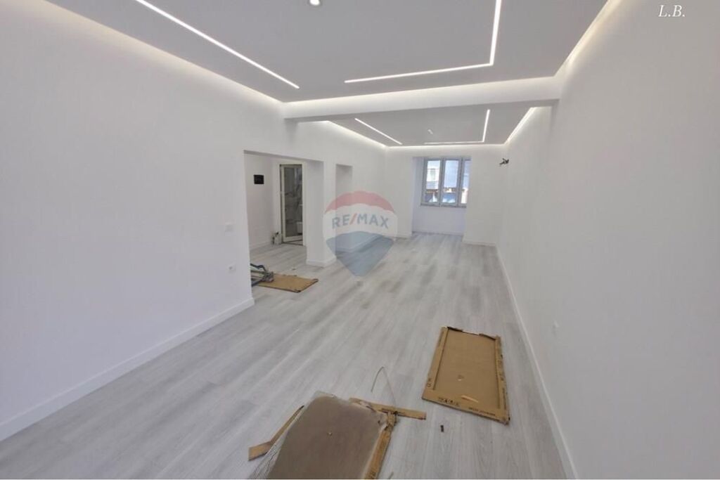 Zyrë - Për Qira - Rruga e Barrikadave, Tiranë
