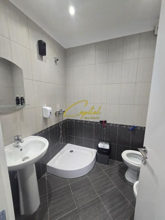 ZYRE ME QIRA 140 M2 ISH STACIONI TRENIT 1.100 EURO